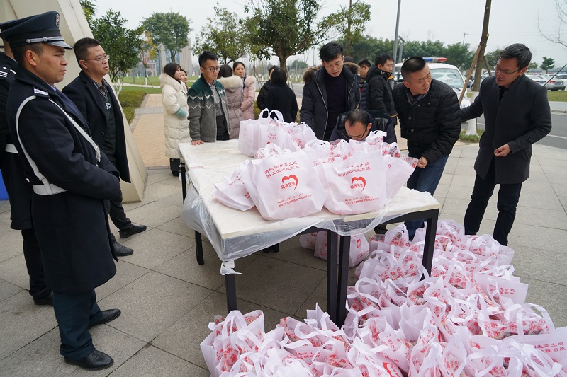 以购代捐丨学院采购土特产助力精准扶贫 为全体教职工发福利